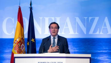 Garamendi eleva el tono contra Yolanda Díaz: "Quiere regalar por decreto 12 días de vacaciones pagadas por la empresa"