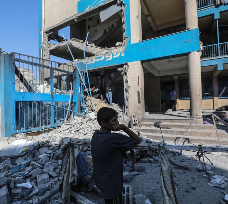 Al menos 50 muertos en dos nuevos bombardeos israelíes contra zonas de desplazados en Gaza