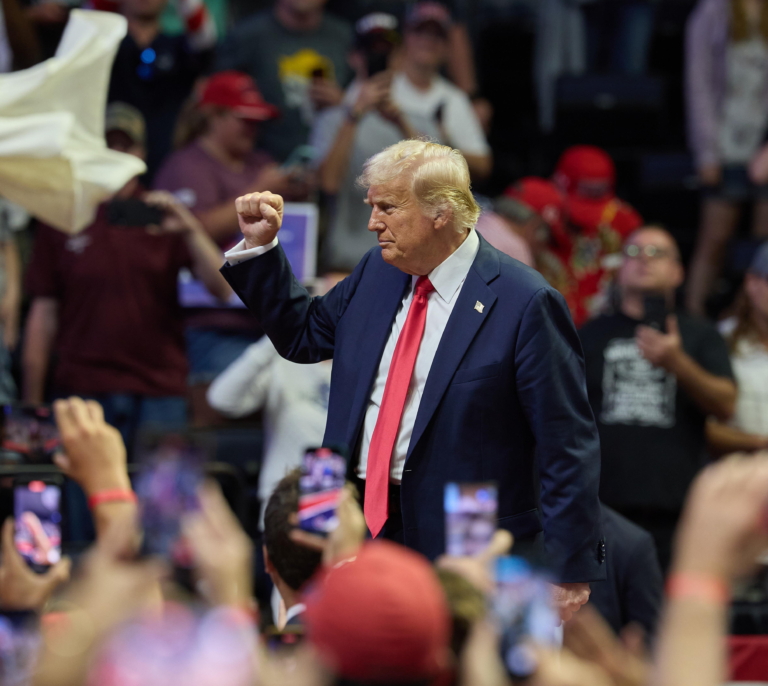 Trump afirma ante sus seguidores que Biden es un candidato "patético, débil y enfermo"