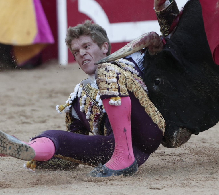 Borja Jiménez, dos orejas y cogido en la femoral en la primera de Pamplona