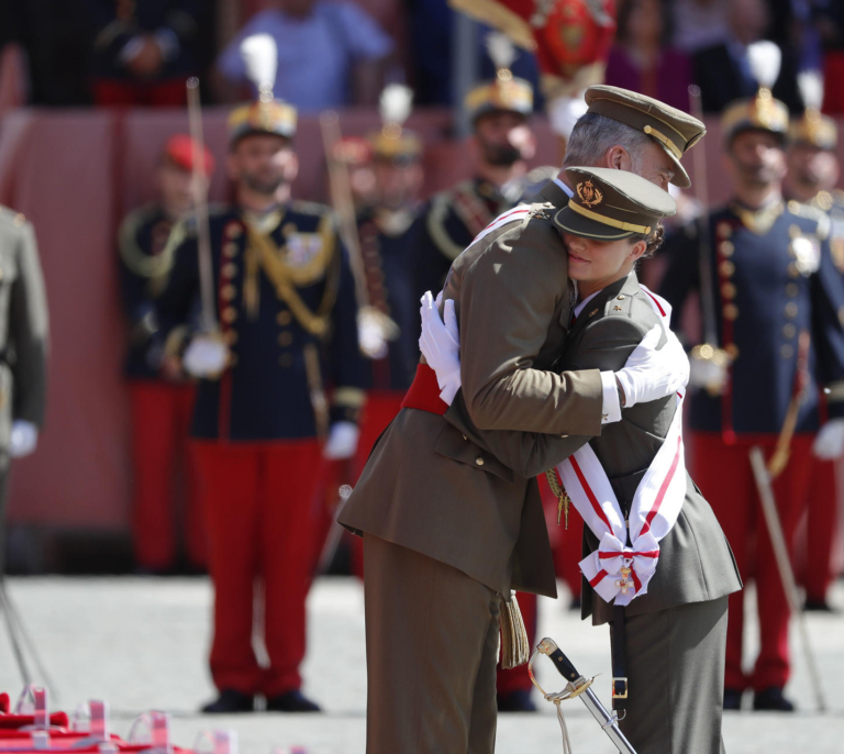Ya es dama alférez: el rey Felipe se funde en un abrazo con la princesa Leonor en Zaragoza