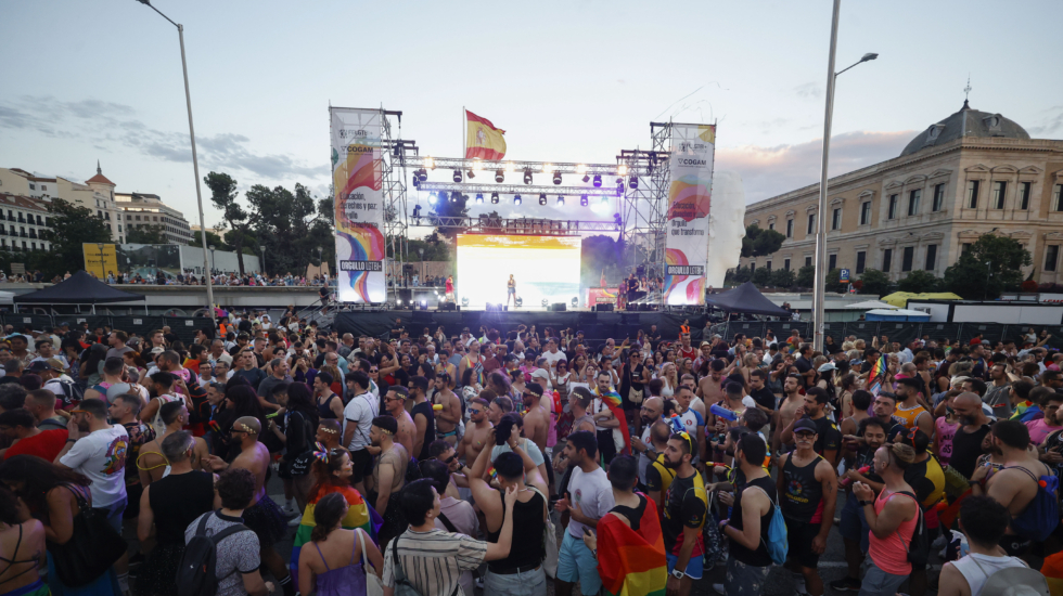 Cientos de personas congregadas en la plaza de Colón de Madrid, donde finaliza la manifestación del Orgullo