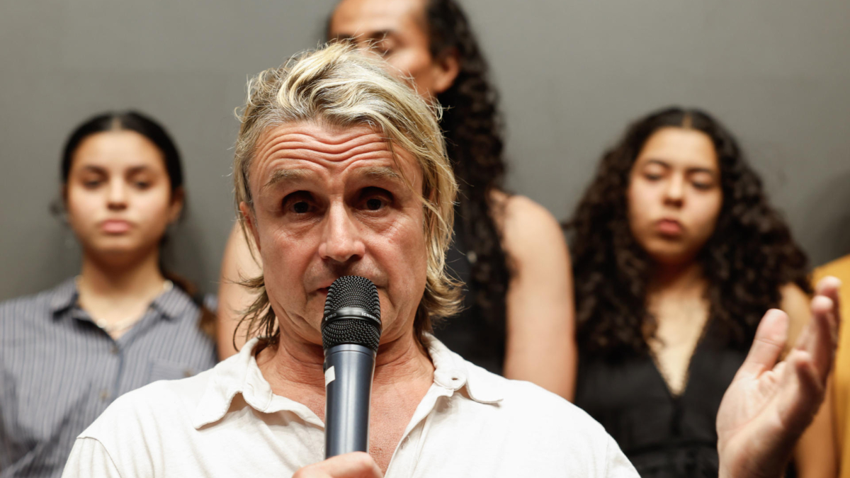 El compositor y productor teatral español Nacho Cano, durante la rueda de prensa que ofreció ayer tras quedar en libertad provisional después de declarar ante la Policía por la supuesta contratación ilegal de inmigrantes para el espectáculo musical 'Malinche'.