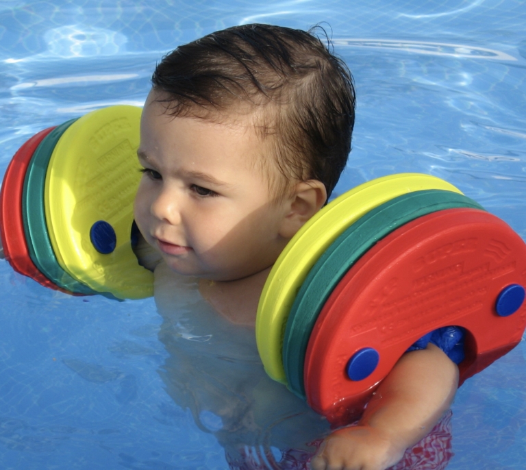 La historia de los manguitos superventas que triunfan en las piscinas españolas