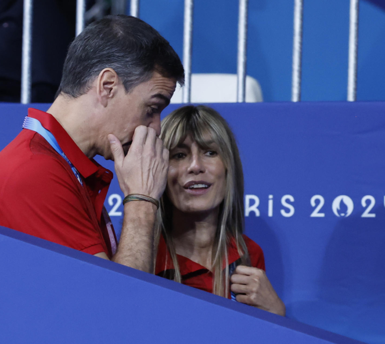 Pedro Sánchez y Begoña Gómez animan en París a los judocas españoles