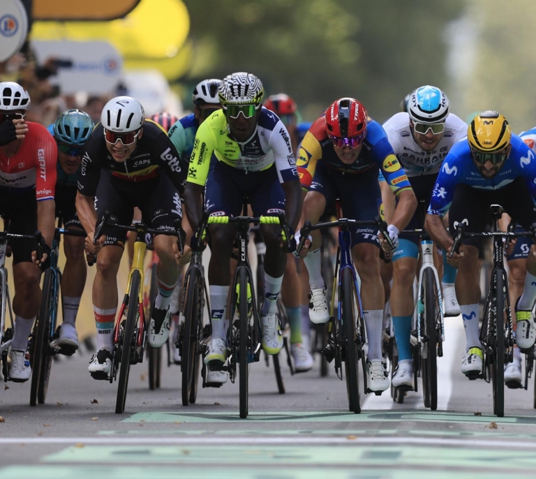 Girmay se lleva el primer esprint del Tour tras una jornada para el olvido