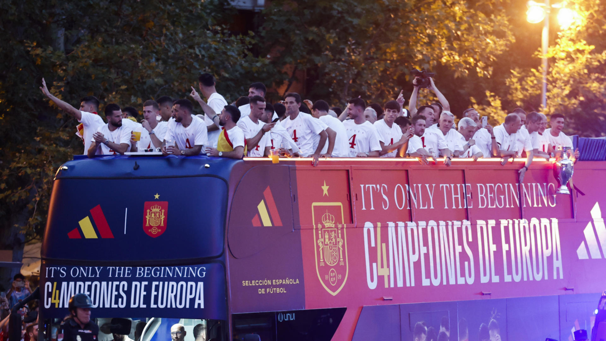 Los jugadores se arrancan a cantar el "¡Gibraltar es español!" en plena celebración