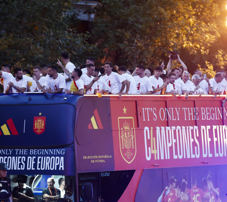Los jugadores se arrancan a cantar el "¡Gibraltar es español!" en plena celebración