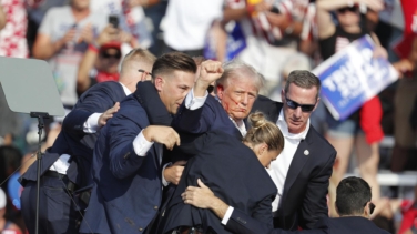 Trump, "a salvo" tras recibir un disparo en un mitin que ha dejado dos muertos, entre ellos el presunto autor