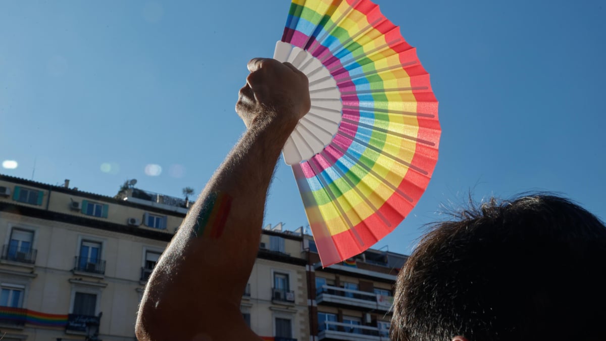 Asistentes aguardan al pregón de las Fiestas del Orgullo LGTBIQ+, este miércoles en la plaza Pedro Zerolo de Madrid.