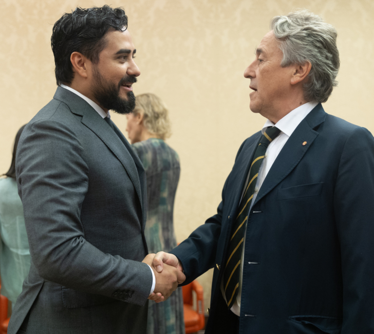 Génova acusa a Abascal de copiar, literalmente, los mensajes de Alvise de Telegram