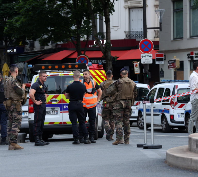 Un muerto y varios heridos graves tras embestir un coche una terraza en París