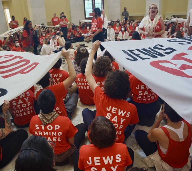 Detienen a varios cientos de activistas judíos en el Congreso estadounidense en pleno viaje de Netanyahu