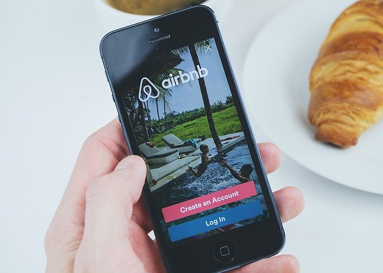 El Gobierno exige a Airbnb que quite de forma "inmediata" 65.000 anuncios ilegales de pisos