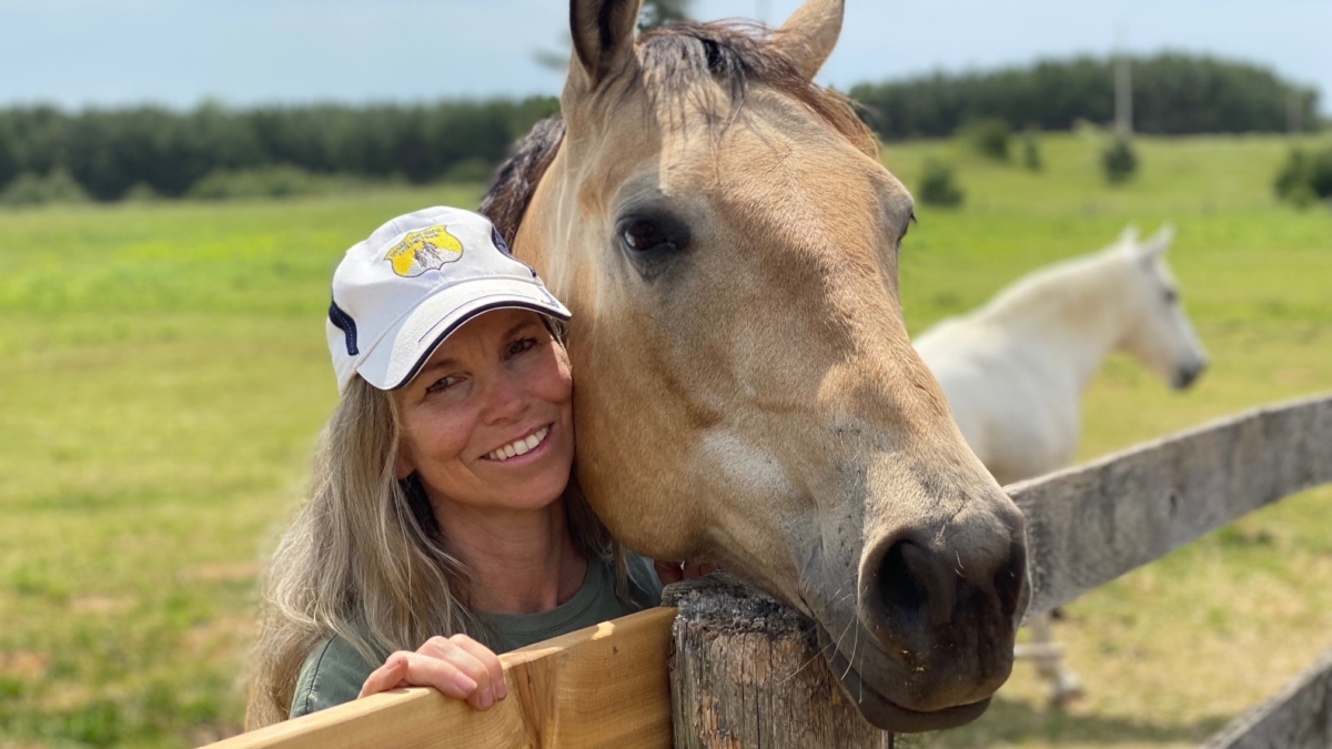 Andrea Robin Skinner, hija de Alice Munro, en una imagen de Horse Discovery, el centro de terapia equina de Ontario donde trabaja.