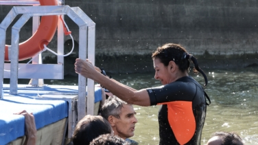 La alcaldesa de París cumple su promesa y se baña en el Sena para demostrar que no está contaminado