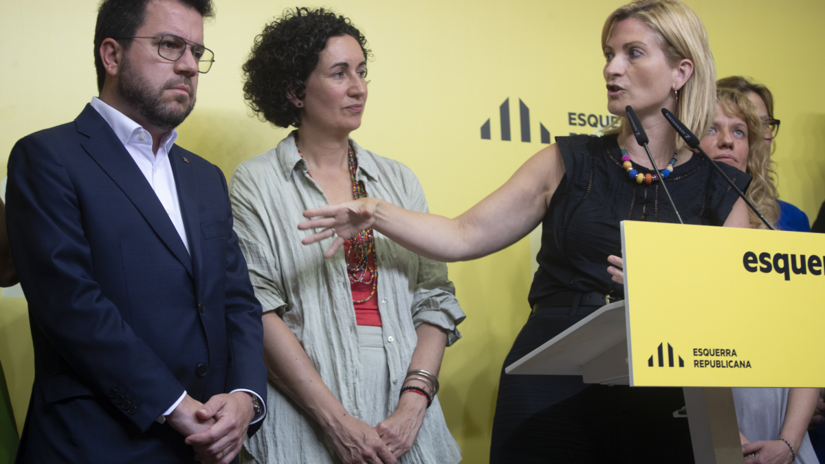 BARCELONA, 29/07/2024.- La portavoz de Esquerra Raquel Sans (d) junto a la secretaria general de Esquerra, Marta Rovira (c), y el presidente de la Generalitat, Pere Aragonés, en la rueda de prensa tras la reunión que ha mantenido el partido este lunes en Barcelona con el fin de llegar a un acuerdo con los socialistas para la investidura. EFE/Marta Pérez