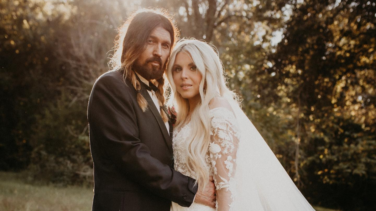 Una imagen de la boda de Billy Ray Cyrus y Firerose.