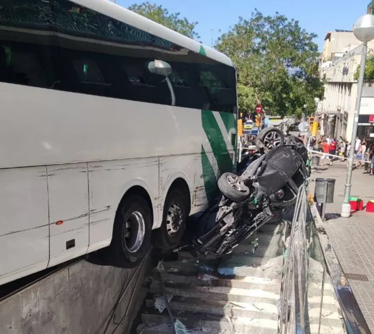 Un autobús colisiona contra una boca de metro de Barcelona y deja dos heridos