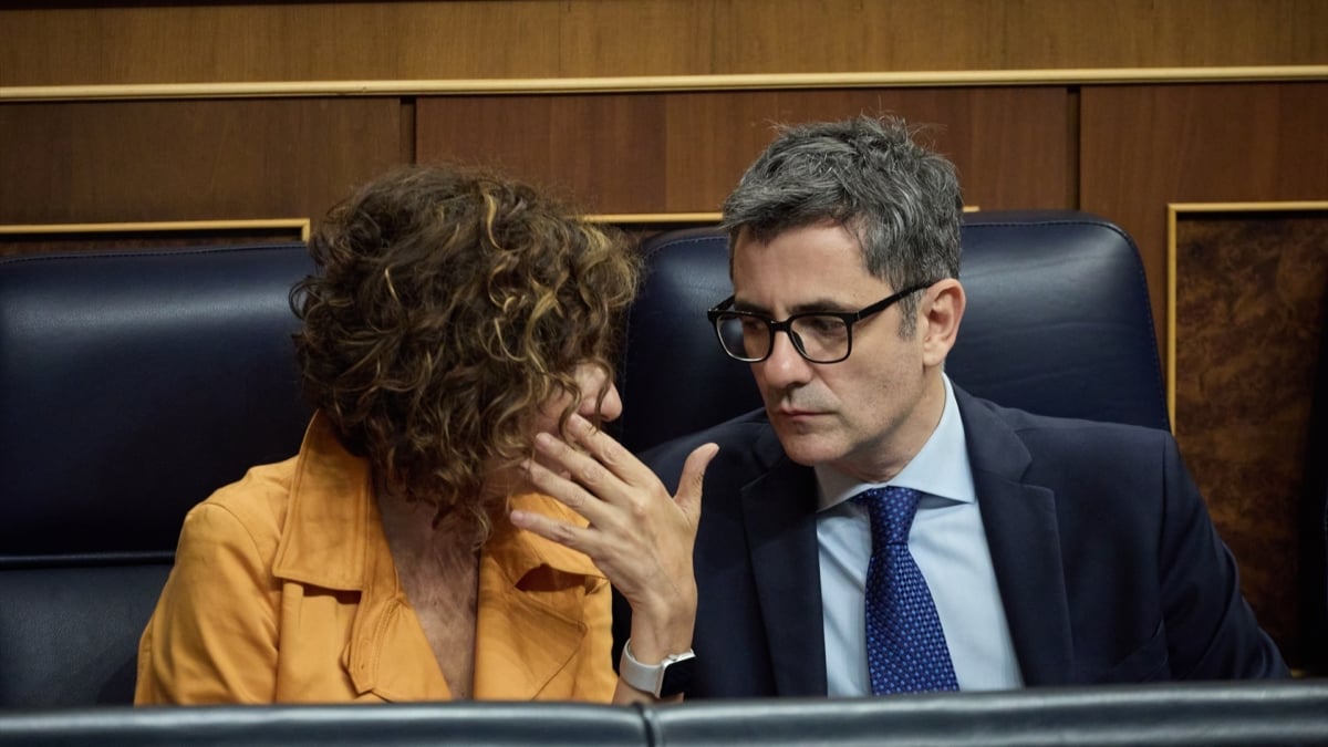 La vicepresidenta primera del Gobierno, ministra de Hacienda y vicesecretaria general del PSOE, María Jesús Montero y el ministro de la Presidencia, Justicia y Relaciones con las Cortes, Félix Bolaños, durante una sesión plenaria, en el Congreso