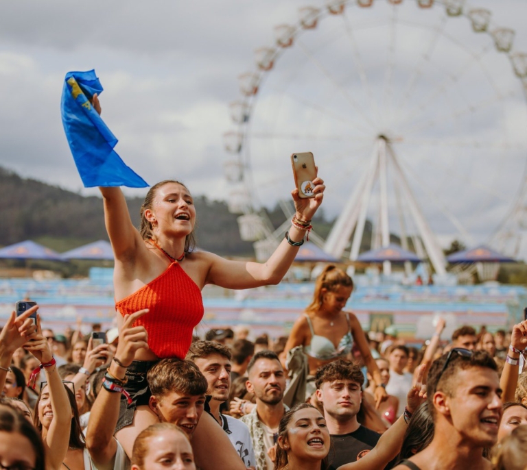 Un joven de 25 años muere en el festival Boombastic de Asturias tras ser golpeado por la noria
