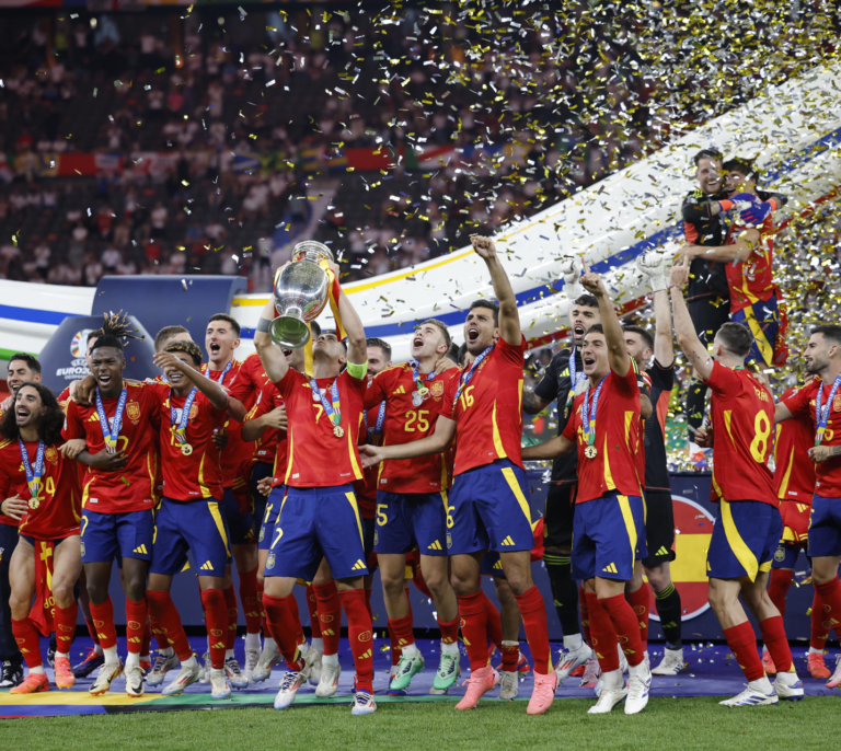 De los hermanos Yamal en el césped a Feijóo con la camiseta en Colón: una noche inolvidable para España