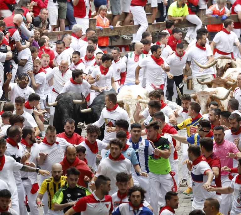 Tercer encierro de los Sanfermines: carrera rápida y sin heridos de los toros de Victoriano del Río