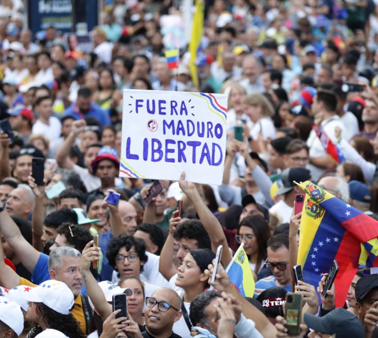 Chavismo y oposición cierran la campaña electoral venezolana con un baño de masas