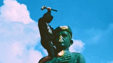 Venezolanos derriban estatuas de Chávez en una jornada de rebelión en las calles