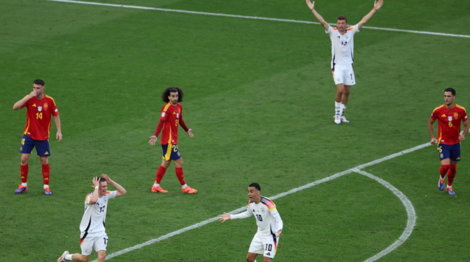 Hinchas alemanes piden la repetición del partido contra España tras "una clara mano de Marc Cucurella"