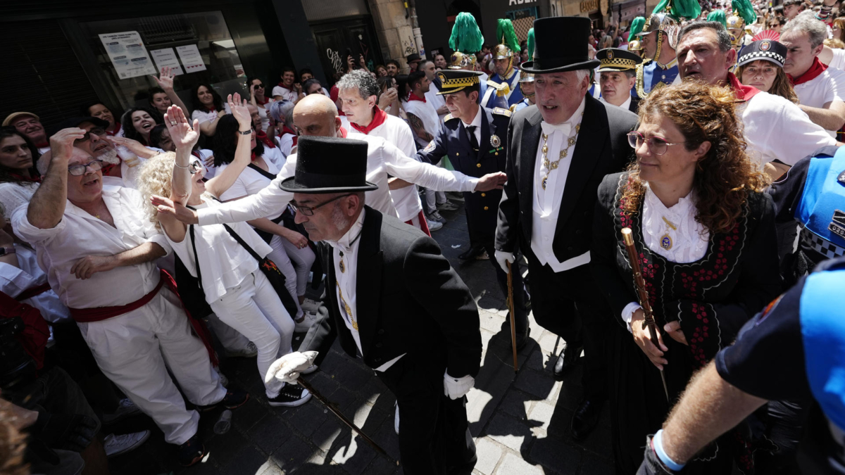 Joseba Asiron, alcalde de Pamplona, en la procesión de San Fermín.