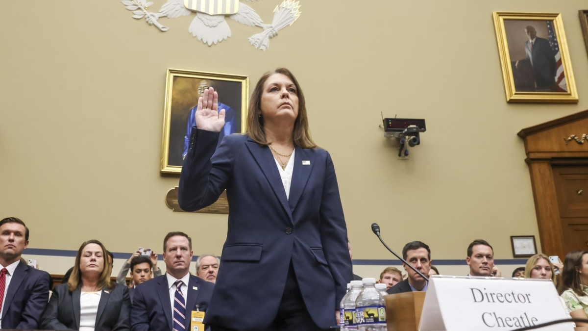 La directora del Servicio Secreto estadounidense, Kimberly Cheatle, jura al comienzo de su declaración ante el Congreso sobre el atentado contra Trump.