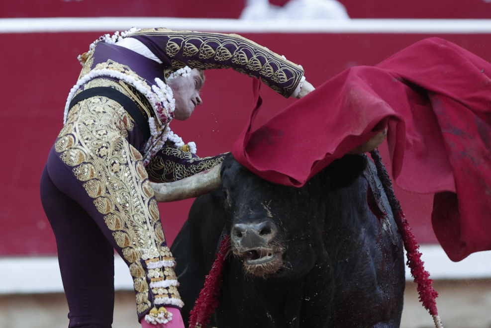 Momento de la cogida de Borja Jiménez en Pamplona.