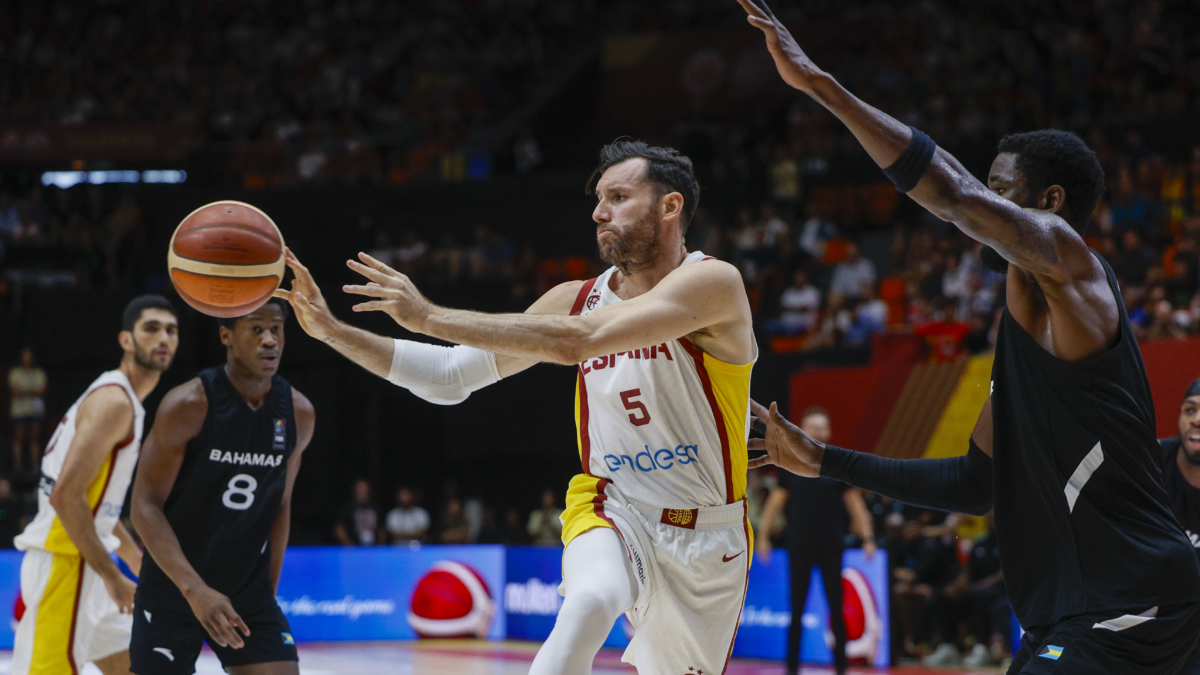 El alero de España Rudy Fernández (c) con el balón ante los jugadores de Bahamas, durante la final del preolímpico