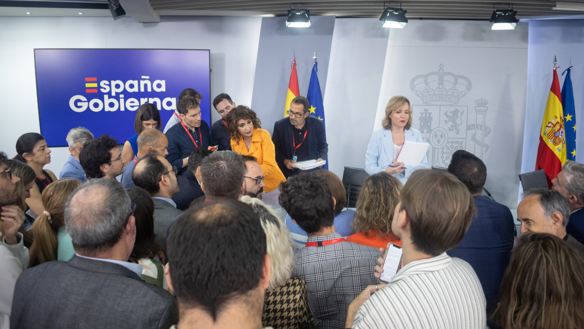 La vicepresidenta primera y ministra de Hacienda, María Jesús Montero (i) y la ministra Portavoz, Educación y Deporte, Pilar Alegría (d), conversan con los periodistas tras una rueda de prensa posterior al Consejo de Ministros, en el Palacio de la Moncloa, a 16 de julio de 2024, en Madrid (España). El Gobierno aprueba hoy en Consejo de Ministros el nuevo cuadro macroeconómico, que elevará al 2,4% la estimación de crecimiento del Producto Interior Bruto (PIB) español para este año y mejorará al 2,2% la proyección para la economía en 2025. Junto con el nuevo cuadro macroeconómico elaborado por el Ministerio de Economía, cuyas renovadas estimaciones se acercarán más a las previsiones de analistas nacionales e internacionales, el Ejecutivo dará 'luz verde' al límite de gasto no financiero de 2025, conocido como techo de gasto, a propuesta del Ministerio de Hacienda, dando así el pistoletazo de salida a la elaboración de los Presupuestos del ejercicio que viene. 16 JULIO 2024;TECHO GASTO;GOBIERNO;CONSEJO Eduardo Parra / Europa Press 16/7/2024