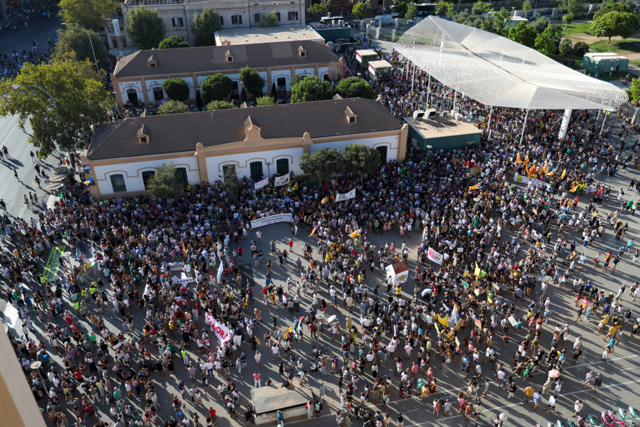 Miles de personas protestan en españa contra la masificación turística ...