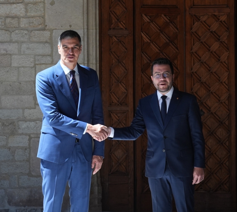 Sánchez y Aragonès escenifican el acercamiento que allana la investidura de Illa