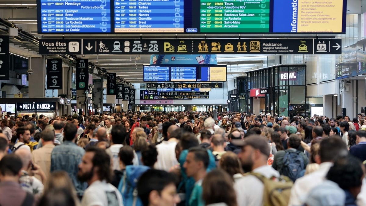 Pasajeros en la estación de Montparnasse de París.