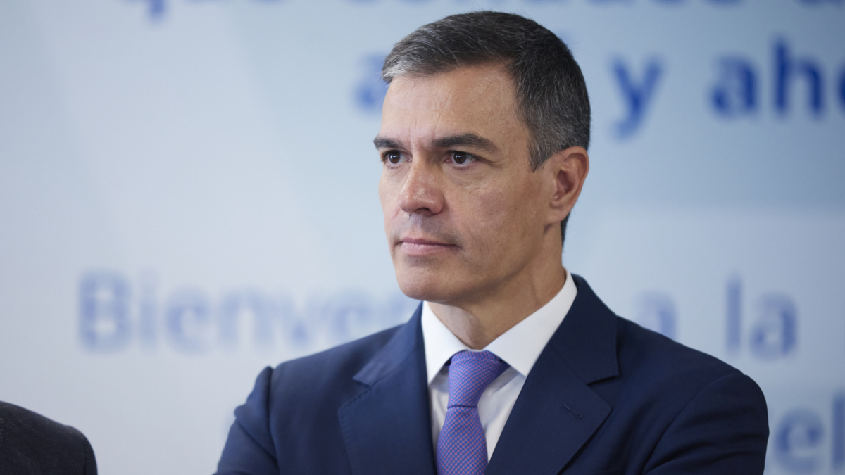 El presidente del Gobierno, Pedro Sánchez, durante su visita a las instalaciones de la empresa VELTIUM, a 26 de julio de 2024, en Vitoria-Gasteiz, Álava, País Vasco (España). Veltium es una pyme especializada en soluciones de recarga de vehículos eléctricos, con amplia experiencia en el sector de la movilidad sostenible. La visita se produce antes de la reunión que el presidente del Gobierno con el Lehendakari. 26 JULIO 2024;VELTIUM;VITORIA;ENERGIA Ion Alcoba / Europa Press 26/7/2024
