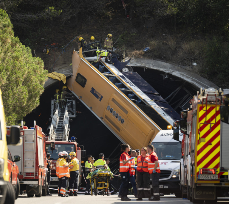 Tres heridos graves en el accidente de un autobús en Pineda de Mar (Barcelona)