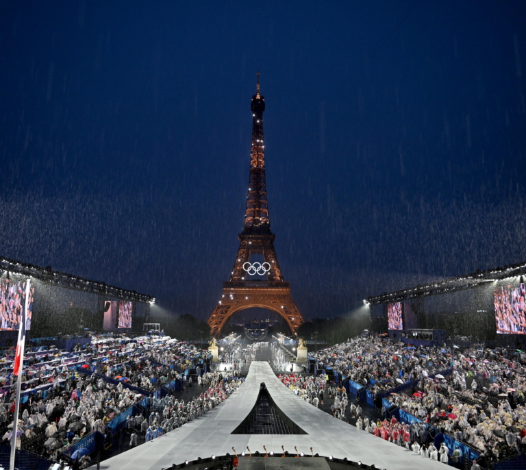 El Sena abre las puertas a los olímpicos de un lluvioso París bloqueado por la seguridad y el sabotaje