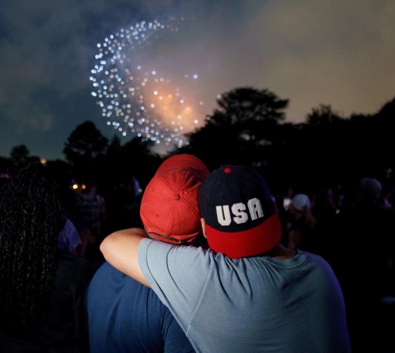 Concursos de comer hamburguesas, desfiles y fuegos artificiales: Washington se olvida de la política para celebrar el 4 de julio