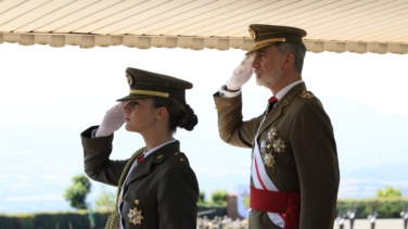 Leonor asienta su posición como heredera en su primer acto con su padre, el rey Felipe