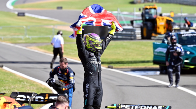Hamilton vuelve a lo más alto más de dos años después con su novena victoria en Silverstone