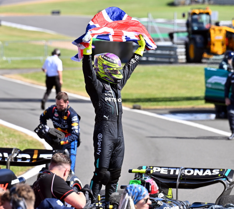 Hamilton vuelve a lo más alto más de dos años después con su novena victoria en Silverstone