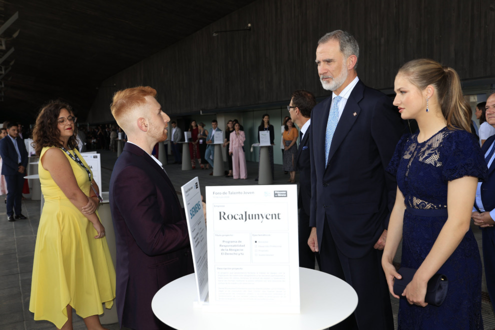 Don Felipe y la princesa Leonor hablando con los premiados en los Princesa de Girona.