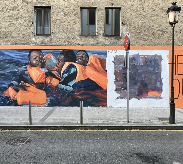 El mural de muerte de inmigrantes en el mar que el Ayuntamiento de Amorebieta... ha cubierto de gris