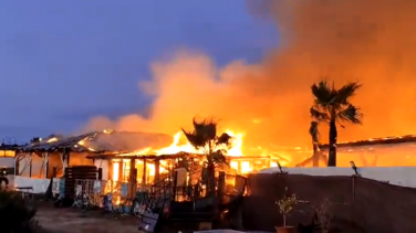 Incendio en Cádiz: las llamas devoran un chiringuito en la playa de El Palmar