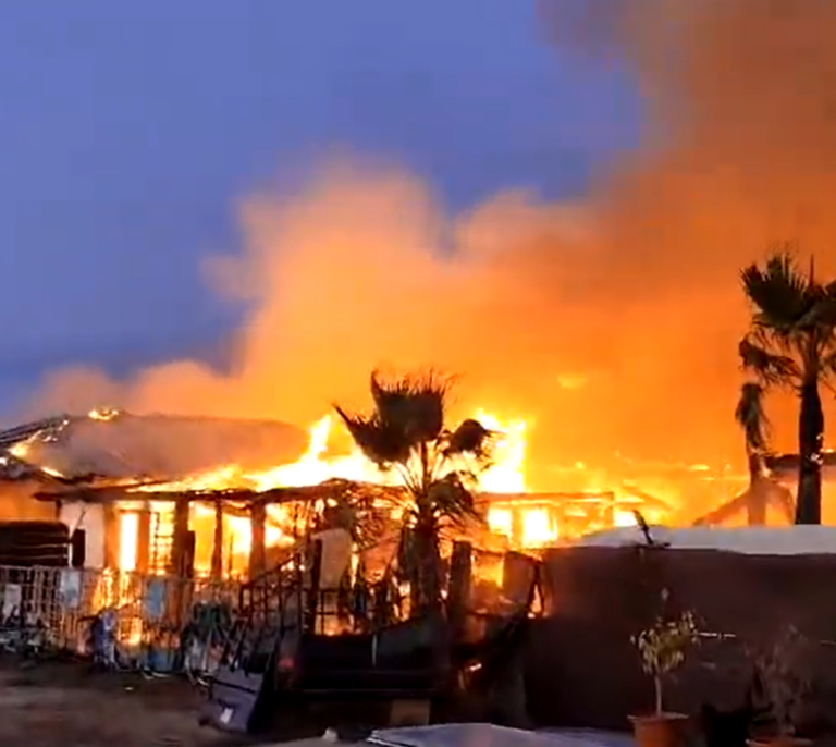 Incendio en Cádiz: las llamas devoran un chiringuito en la playa de El Palmar