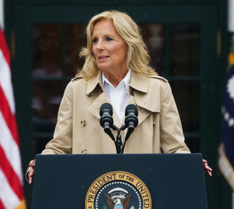 Jill Biden se vuelca en la carrera presidencial de su marido durante sus horas más bajas